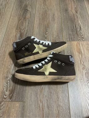 Brown Mid Star Sneakers with gold accent